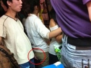 在公交车上被骚扰撅臀配合的视频【女子在公交车上被骚扰，竟撅臀配合？】